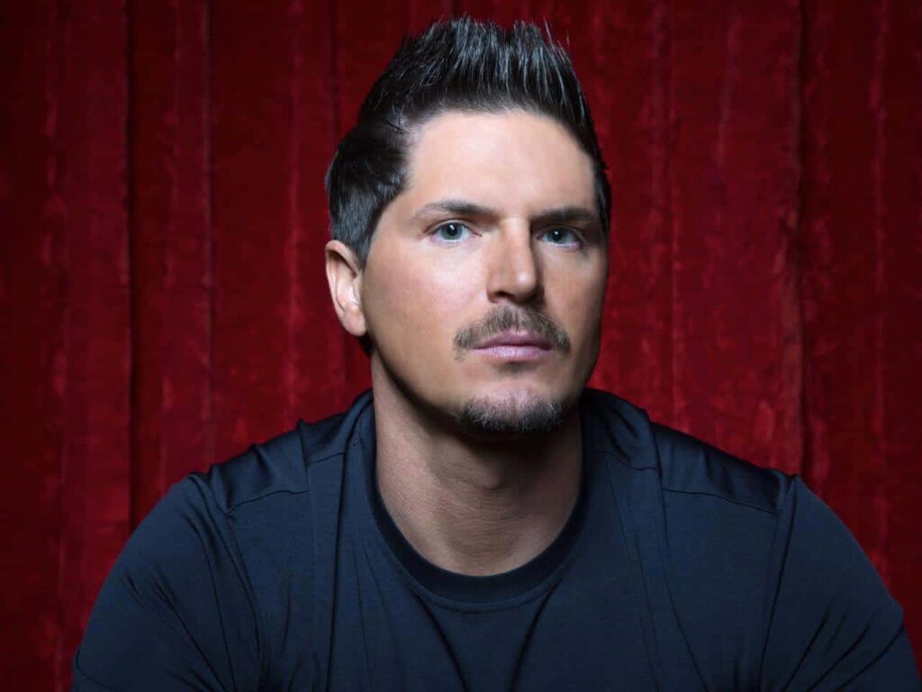 Apresentador do Discovery compra carro amaldiçoado que matou James Dean Zak Bagans