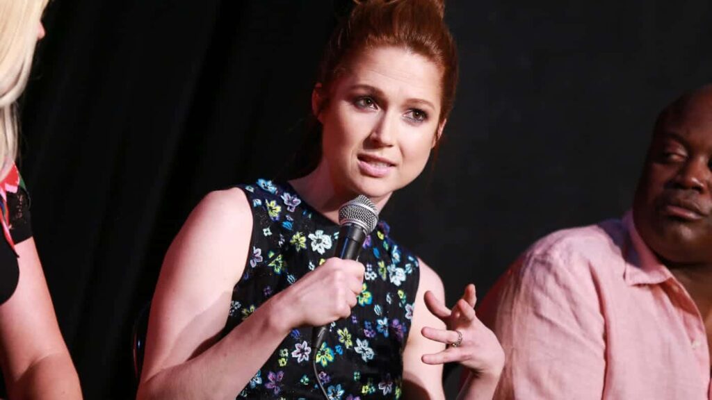 Ellie Kemper se desculpa após participação em evento racista Ellie Kemper