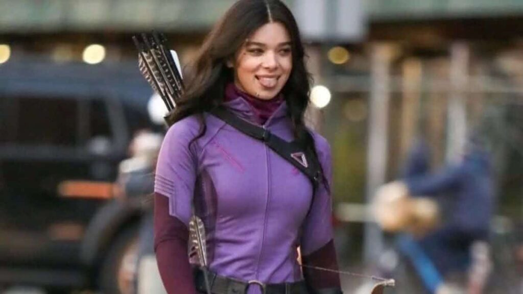 5 lançamentos da Marvel para o streaming que chegarão brevemente Kate Bishop (Hailee Steinfeld) em Hawkeye (Divulgação)
