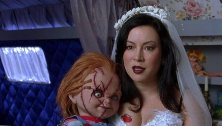 Atriz faz a festa dos fãs ao postar foto do novo Chucky Jennifer Tilly na franquia Brinquedo Assassino (Reprodução)