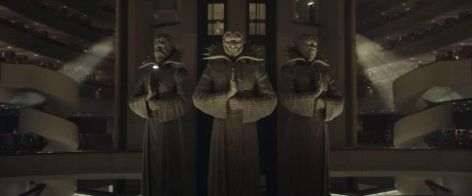 Estátuas do Guardiões do Tempo em Loki (Reprodução / Disney+)