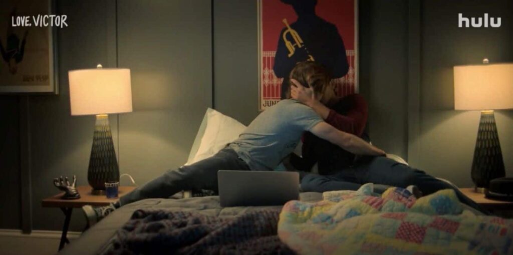 Love, Victor | Clima esquenta entre Victor e Benji em cenas da 2ª temporada Cena de Love, Victor (Reprodução / Hulu)