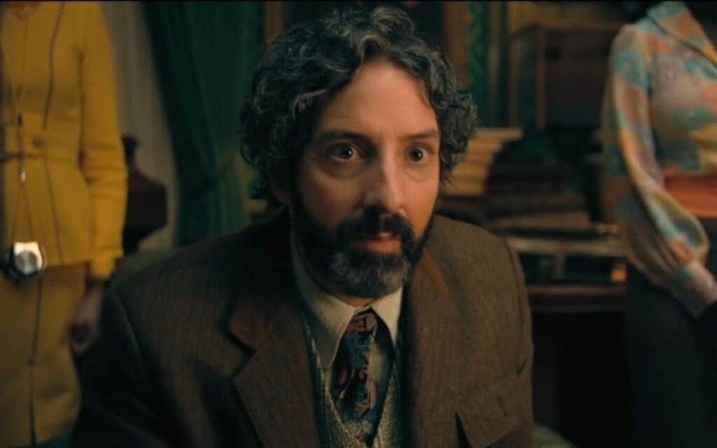 Sr. Benedict (Tony Hale) em A Misteriosa Sociedade Benedict (Reprodução / Disney+)