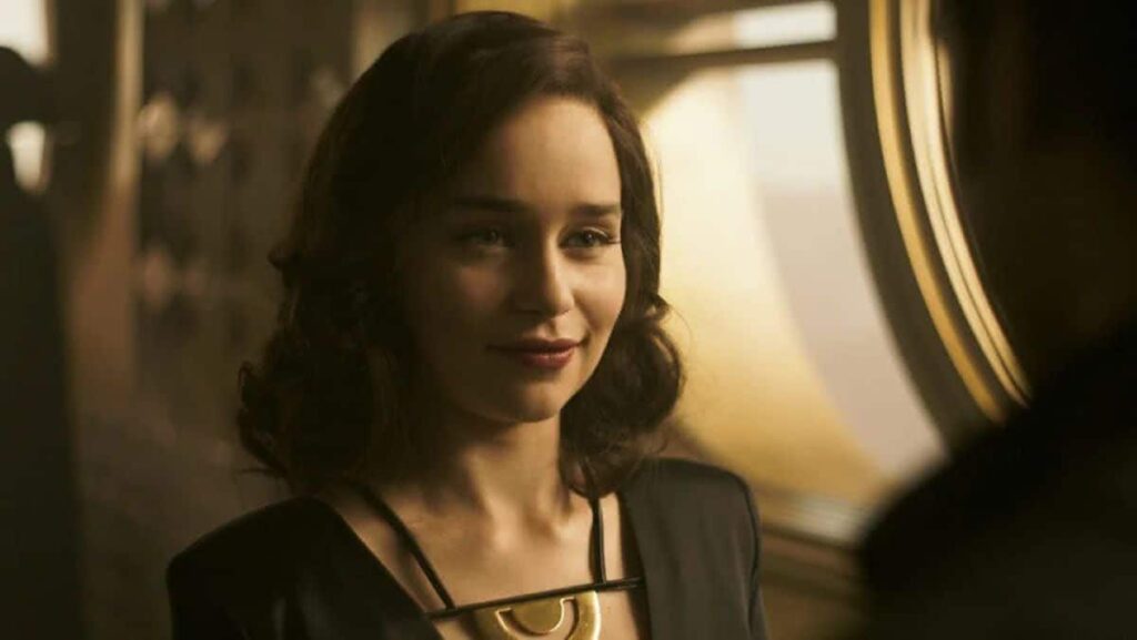 Invasão secreta: Emilia Clarke diz que está “pronta” para passar uma década em MCU Qi'ra (Emilia Clarke) em Han Solo: Um História Star Wars (Reprodução / Lucasfilm)