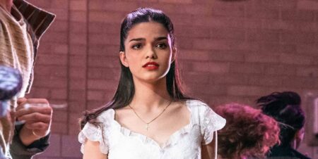 Atriz que disputa o Oscar 2022 não foi convidada para a cerimônia Rachel Zegler em Amor, Sublime Amor (Reprodução)