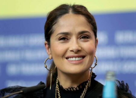 Salma Hayek admite ter perdido peso apenas para postar fotos de biquíni Salma Hayek (Divulgação)