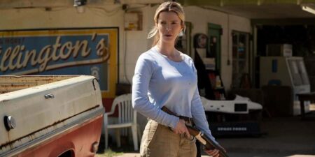Betty Gilpin entra para série Blood Sugar da HBO Crystal (Betty Gilpin) em A Caçada (Reprodução / Blumhouse)