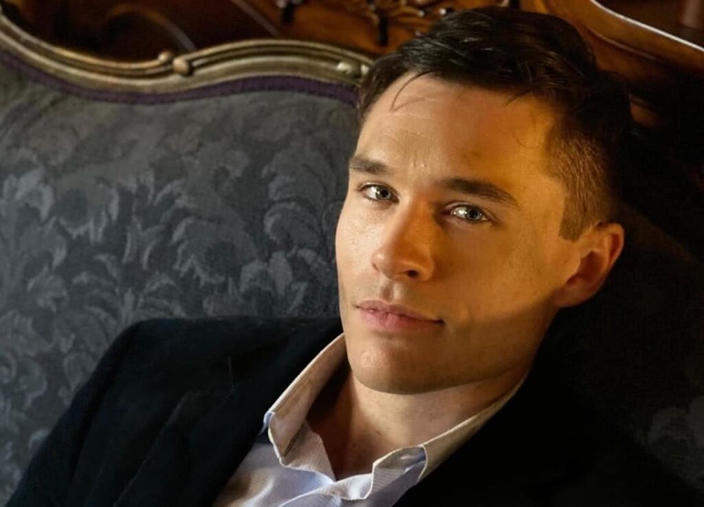 Adam (Sam Underwood) em Dinastia (Reprodução)