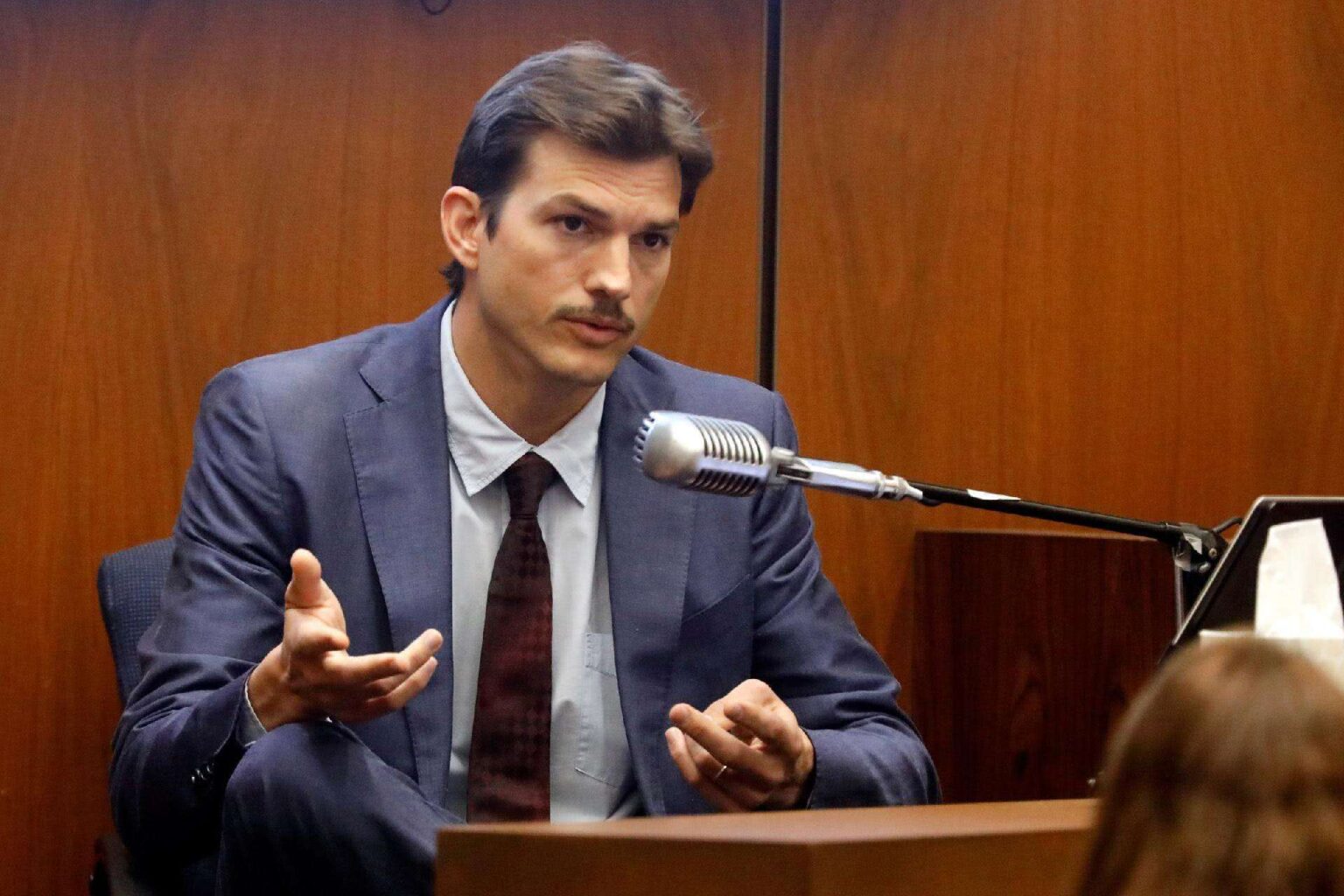Torcida faz coro mandando Ashton Kutcher ‘tomar banho’ Ashton Kutcher testemunhou no julgamento de Michael Gargiulo Reproducao
