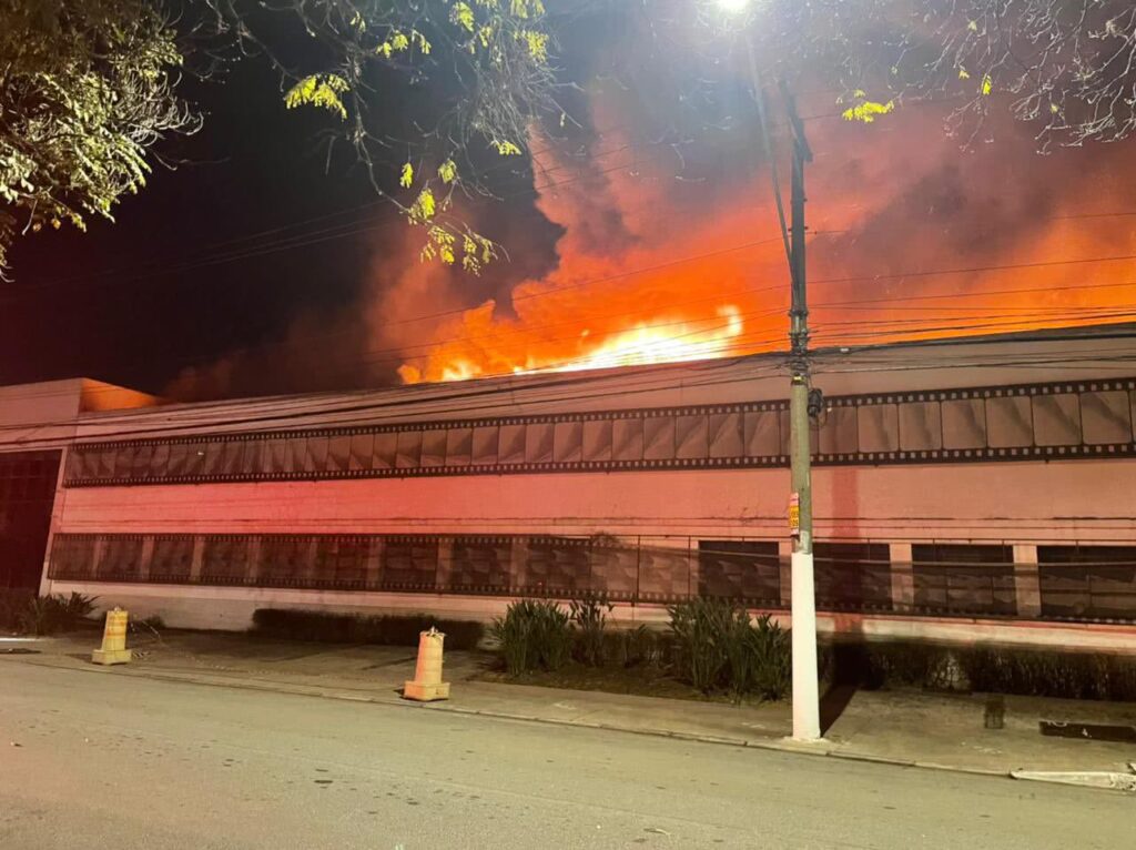 Abandonada pelo governo Cinemateca Brasileira pega fogo Cinemateca Brasileira