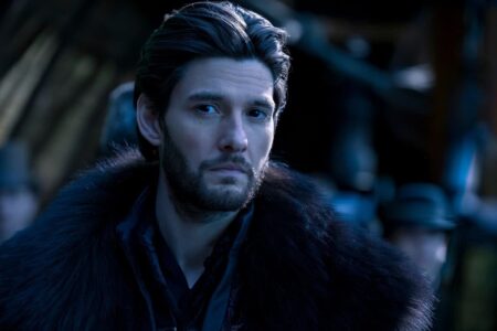 Sombra e Ossos | Os seis Corvos aparecem juntos em fotos de bastidores Darklin (Ben Barnes) em Sombra e Ossos (Reprodução)
