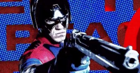 James Gunn anuncia fim das gravações de Peacemaker Pacificador (John Cena) em O Esquadrão Suicida (Divulgação / DC)