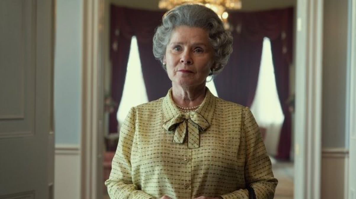 Elizabeth II (Imelda Staunton) em The Crown (Reprodução / Netflix)