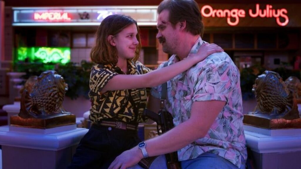 Onze (Millie Bobby Brown) e Jim Hopper (David Harbour) em Stranger Things