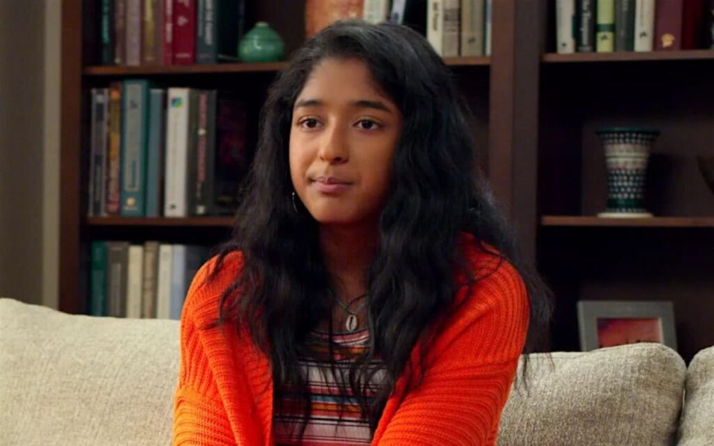 Devi (Maitreyi Ramakrishnan) em Eu Nunca... (Reprodução / Netflix)