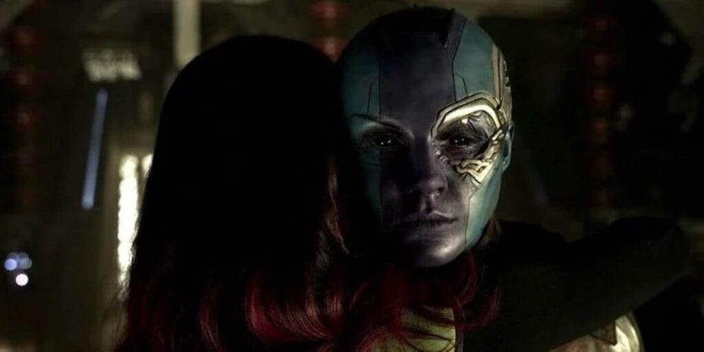 Nebulosa e Gamora são as irmãs que mais se amam no MCU? Entenda Gamora (Zoë Saldaña) e Nebulosa (Karen Gillan) no MCU (Reprodução / Marvel)