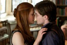 Harry Potter (Daniel Radcliffe) e Gina Weasley (Bonnie Wright) em Harry Potter (Reprodução)