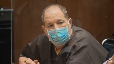 Harvey Weinstein em tribunal Reproducao 2