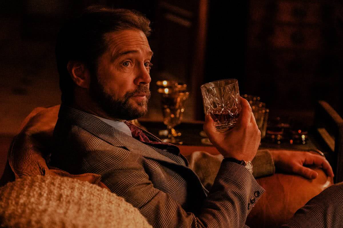 Jason Priestley como Tony em Anjo Negro Reproducao
