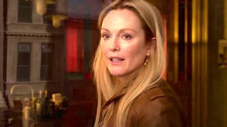 Juliane Moore afirma que dizer que uma mulher “envelheceu bem” é machista uliane Moore em A Mulher na Janela (Reprodução)