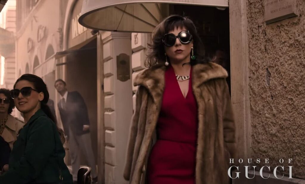 Lady Gaga revela que filmagens exaustivas de House of Gucci a faziam vomitar Lady Gaga em Casa Gucci (Divulgação)