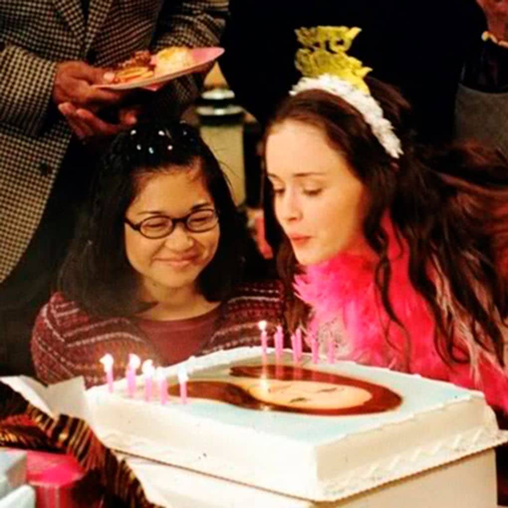 Atriz de Gilmore Girls quebra coração dos fãs e revela que amizade só existia na série 4 Lane (Keiko Ageno) e Rory (Alexis Bledel) em cena de Gilmore