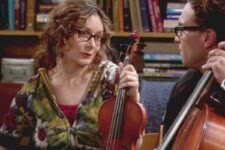 Leslie Winkle (Sara Gilbert) e Leonard (Gerard Galecki) em The Big Bang Theory (Reprodução)