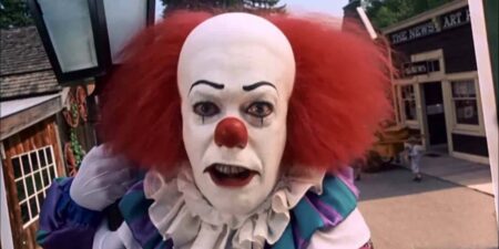 Pennywise (Tim Curry) em It - Uma obra-prima do medo (Reprodução)