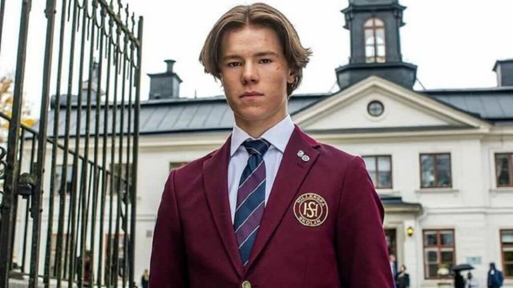 5 séries adolescentes queridinhas de 2021 e onde assisti-las Príncipe Wilhelm (Edvin Ryding) em Young Royals (Reprodução)