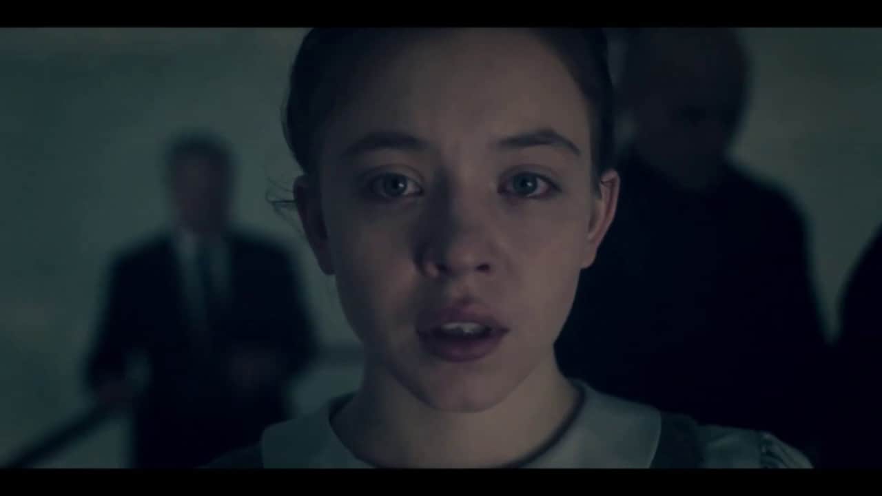 Relembre as cinco mortes mais chocantes de The Handmaid’s Tale 2 Sydney Sweeney em The Handmaids Tale Reproducao