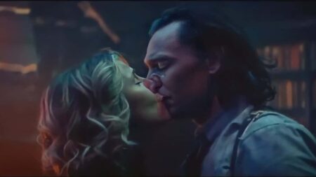 Sylvie beija Loki em último episódio da série (Reprodução / Disney+)
