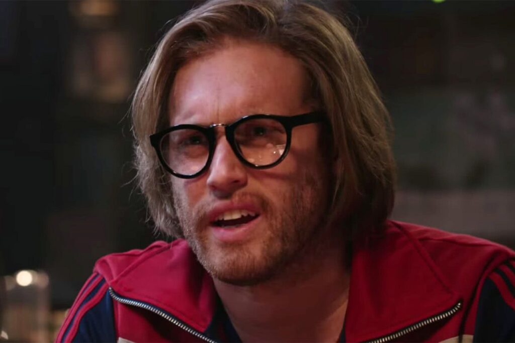 Ator explica por que inventou atentado terrorista que o fez ser processado TJ Miller em Deadpool Reproducao