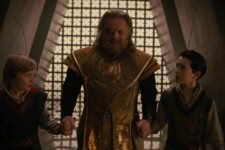 Thor (Chris Hemsworth), Odin (Anthony Hopkins) e Loki (Tom Hiddleston) em Thor (Reprodução)