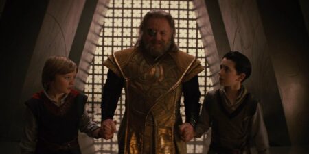 Novo no MCU? Conheça alguns dos melhores personagens da trilogia Thor Thor (Chris Hemsworth), Odin (Anthony Hopkins) e Loki (Tom Hiddleston) em Thor (Reprodução)