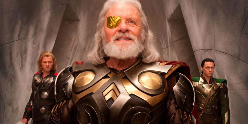 4 coisas na relação entre Loki e Odin que não fazem sentido no MCU Thor (Chris Hemsworth), Odin (Anthony Hopkins) e Loki (Tom Hiddleston) no MCU (Reprodução)