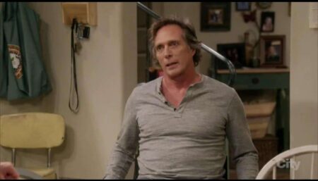 William Fichtner em cena da serie Mom Reproducao