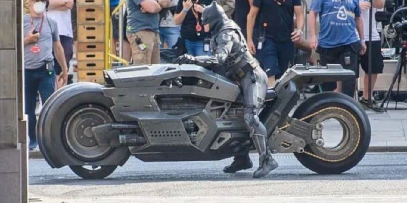 Acidente com Batmoto paralisa gravações de The Flash 2 Bastidores de The Flash (Reprodução)