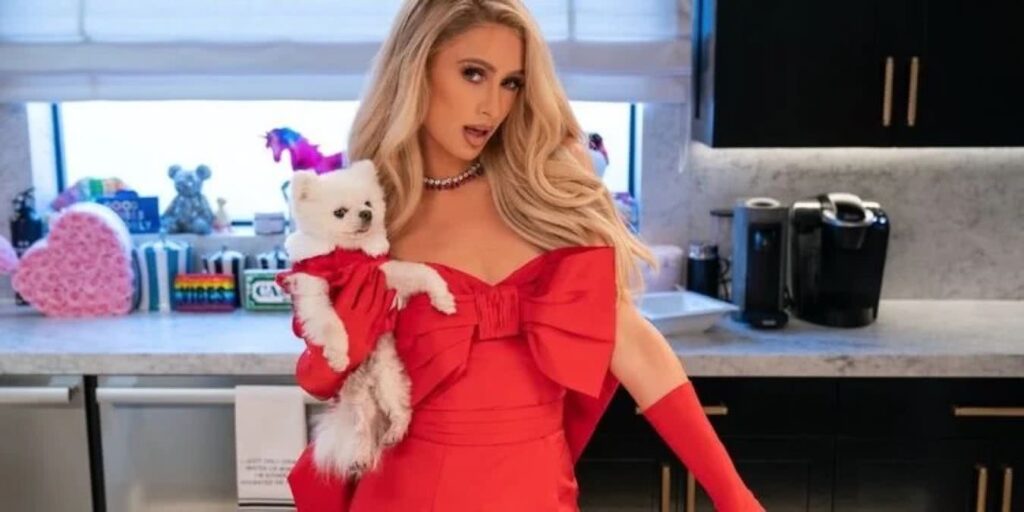 Netflix investe em Cooking with Paris, programa que vai colocar Paris Hilton para cozinhar Paris Hilton em Cooking with Paris (Divulgação / Netflix)