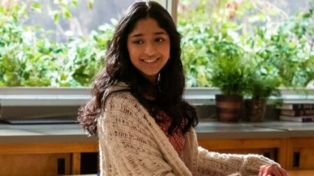 Eu Nunca… | Atriz se frustrou com decisões de Devi na série Devi (Maitreyi Ramakrishnan) em Eu Nunca... (Reprodução / Netflix)