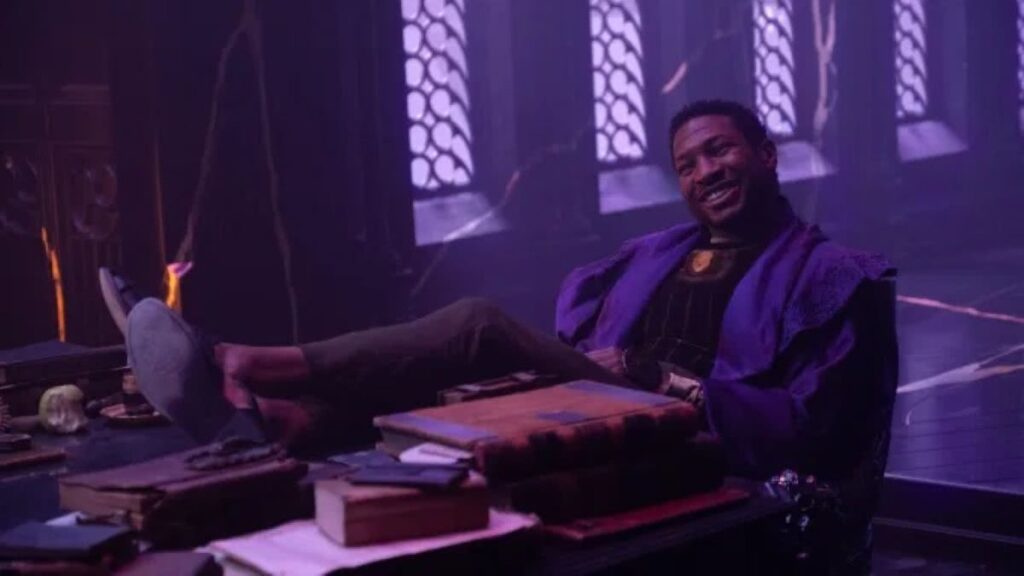 Saiba quais detalhes do traje de Aquele Que Permanece apontam para Kang, o Conquistador Aquele Que Permanece (Jonathan Majors) em Loki (Reprodução / Disney+)
