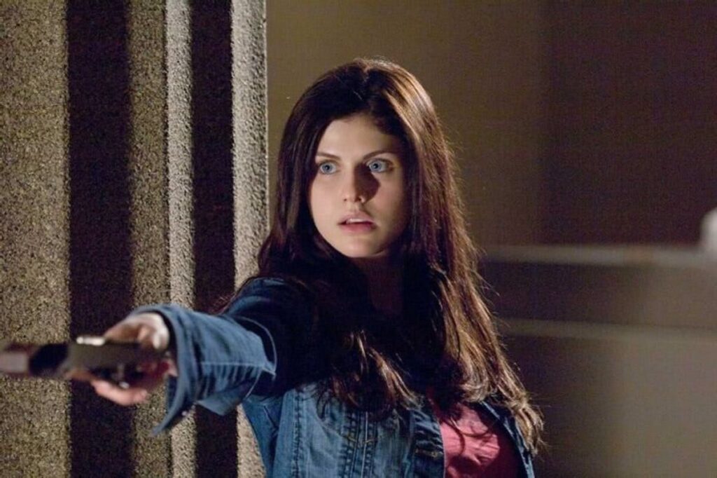 Estrela de Baywatch passa por sufoco ao reviver invasão da própria casa; entenda Alexandra Daddario em Percy Jackson (Reprodução / 20th Century Fox)