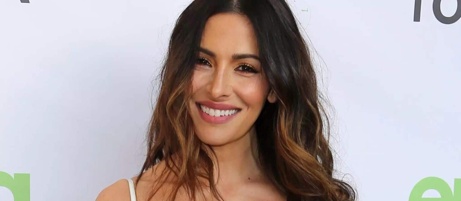 Adão Negro terá representação do Oriente Médio, diz atriz Sarah Shahi (Divulgação)