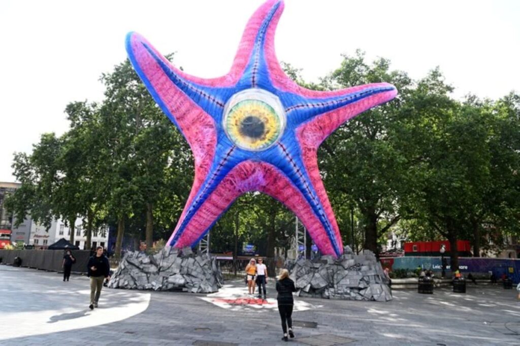 DC coloca estátua de alien de O Esquadrão Suicida em Londres Estátua do Starro em Londres (Divulgação)