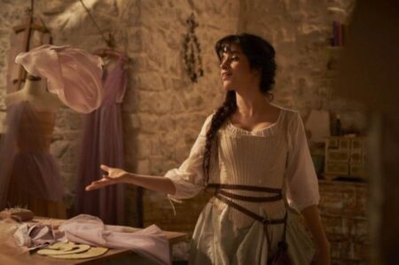 Amazon divulga trailer de Cinderela com Camila Cabello Camila Cabello em Cinderela (Reprodução / Amazon)
