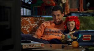 Adam Sandler como Sonny e Cole Sprouse como Julian em O Paizão (Reprodução)