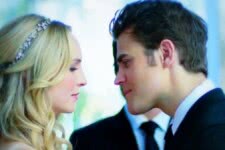 Caroline (Candice King) e Stefan (Paul Wesley) em THe Vampire Diaries (Reprodução)