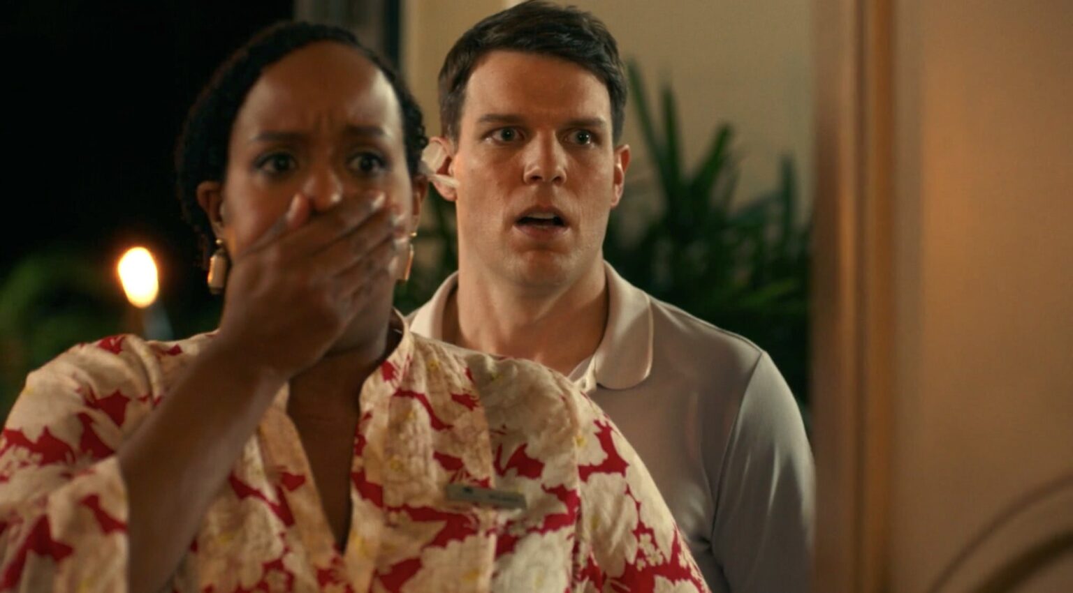 The White Lotus: descubra a conexão da série com um reality show Belinda (Natasha Rothwell) e Shane (Jake Lace) pegam Armond (Murray Barllet) e Dillon (Lucas Gage) no flagra em The White Lotus