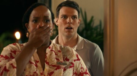 Belinda (Natasha Rothwell) e Shane (Jake Lace) pegam Armond (Murray Barllet) e Dillon (Lucas Gage) no flagra em The White Lotus