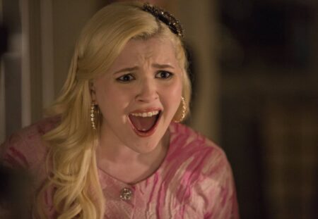 Atriz de Pequena Miss Sunshine revela que foi abusada sexualmente: “Tirou minha inocência” Chanel #5 (Abigail Breslin) em Scream Queens (Reprodução)