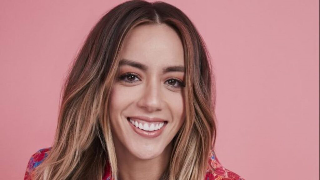 Fracasso! Protagonista de live-action de As Meninas Superpoderosas abandona série Chloe Bennet (Divulgação)